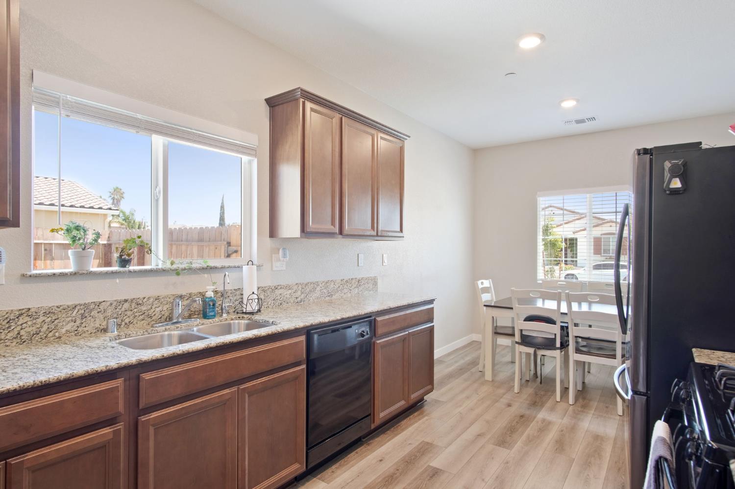 Detail Gallery Image 5 of 43 For 2070 Greenbriar Dr, Los Banos,  CA 93635 - 3 Beds | 2 Baths