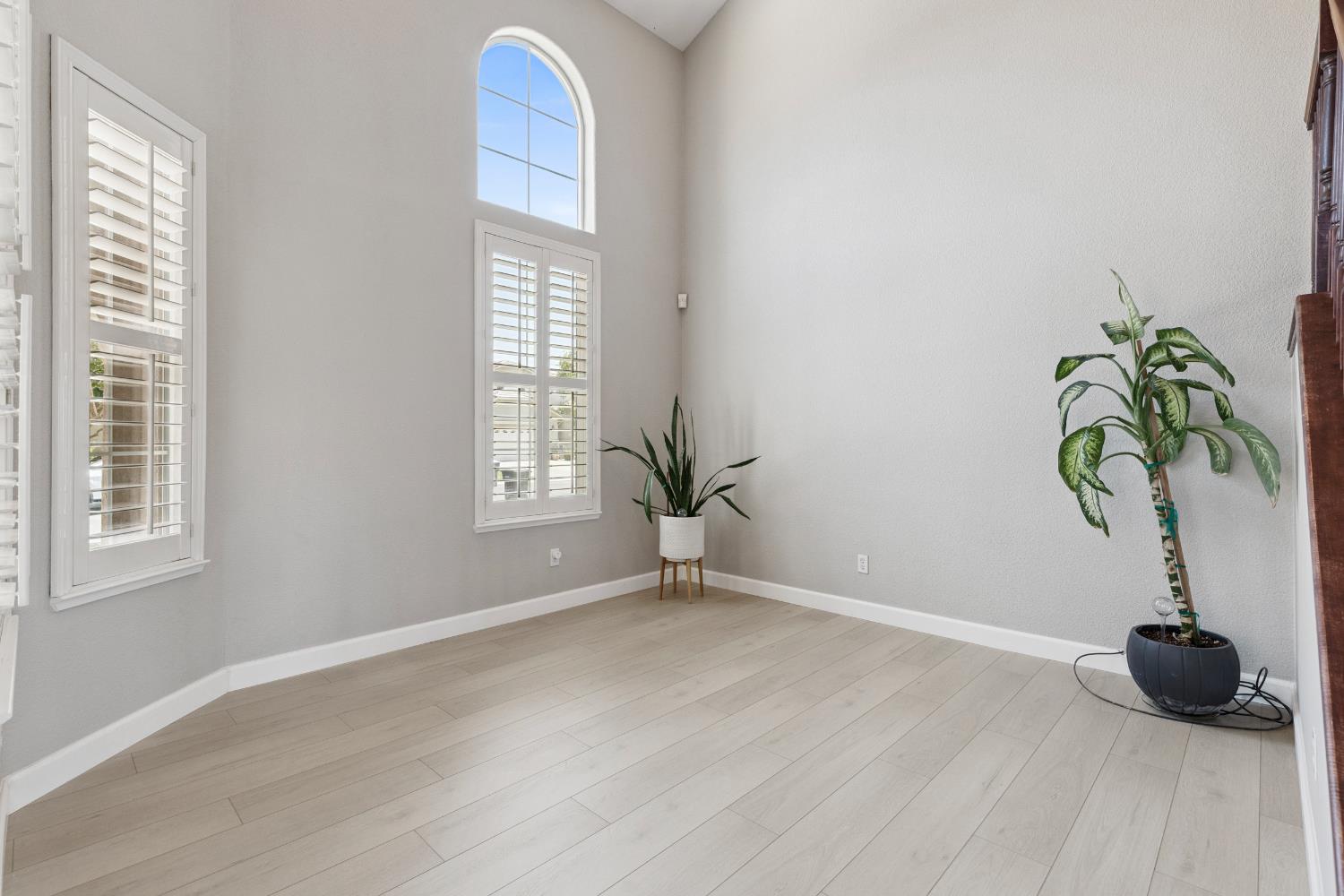Detail Gallery Image 9 of 67 For 3021 Edgeview Dr, Modesto,  CA 95355 - 5 Beds | 3/1 Baths
