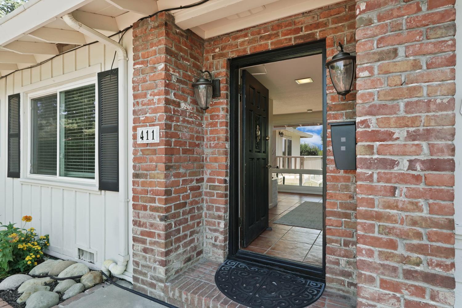 Detail Gallery Image 4 of 52 For 411 King Rd, Roseville,  CA 95678 - 4 Beds | 3 Baths