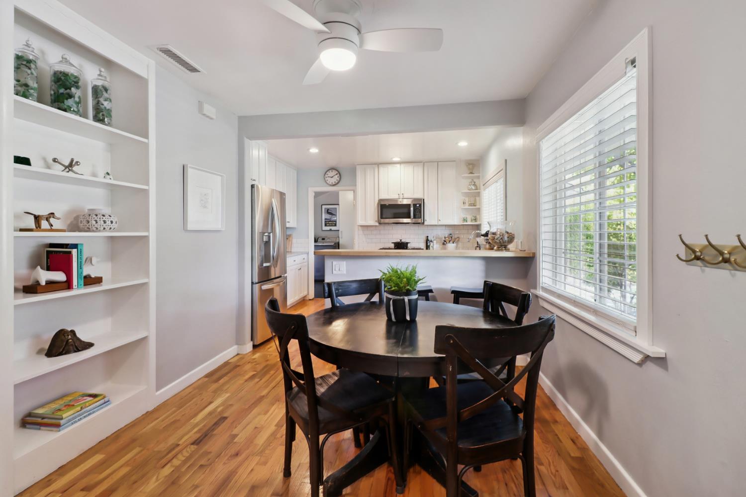 Detail Gallery Image 12 of 45 For 1452 Oregon Dr, Sacramento,  CA 95822 - 3 Beds | 2 Baths