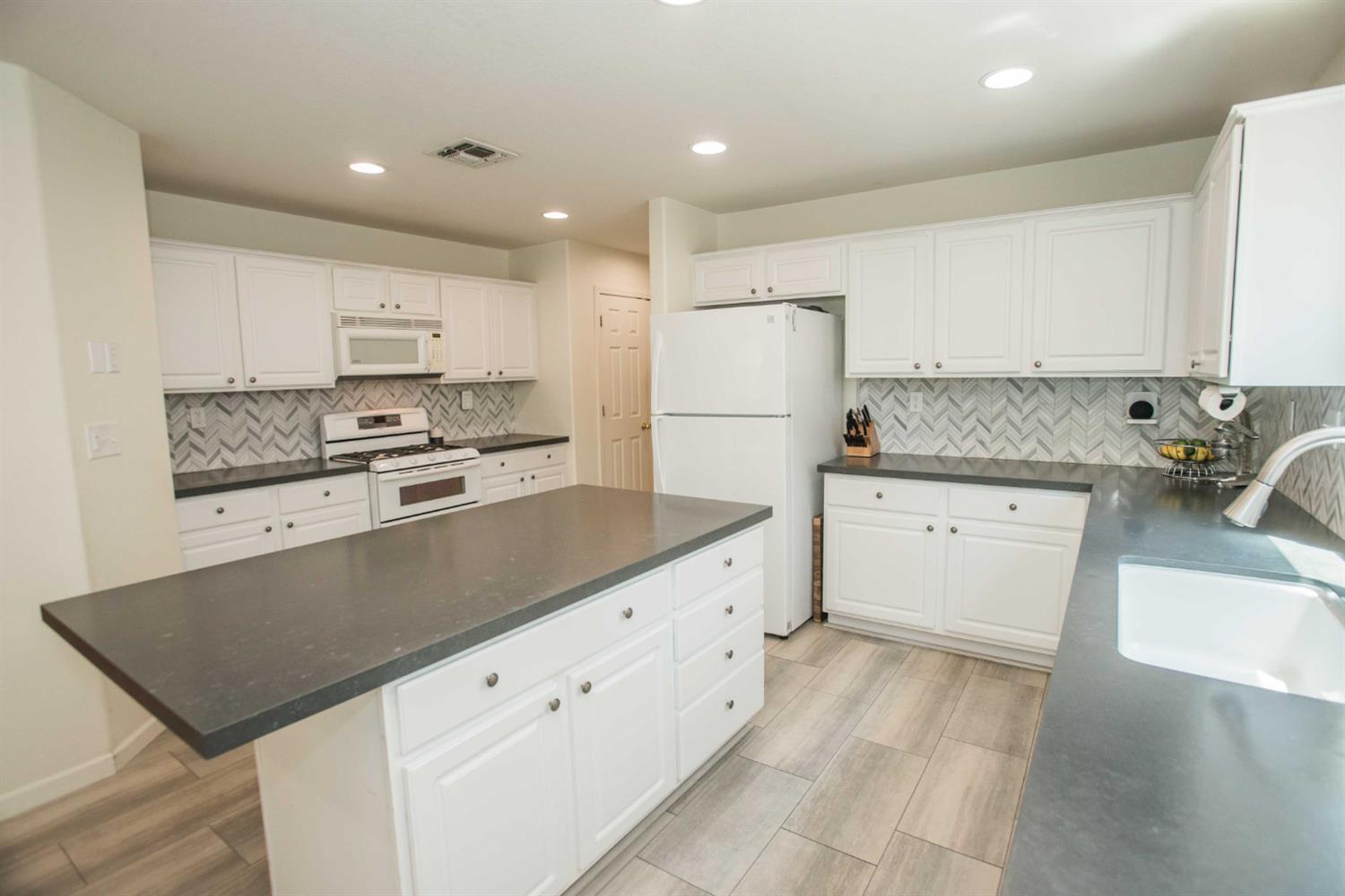 Detail Gallery Image 20 of 68 For 2210 Arnold Dr, Rocklin,  CA 95765 - 4 Beds | 2/1 Baths