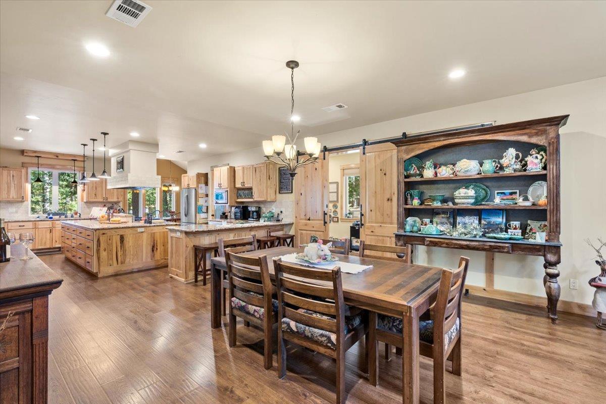 Detail Gallery Image 10 of 64 For 11382 Cour Royal, Nevada City,  CA 95959 - 3 Beds | 3/1 Baths