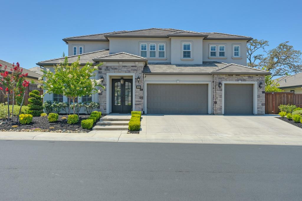 Detail Gallery Image 1 of 94 For 689 Oreno Cir, Folsom,  CA 95630 - 5 Beds | 4/1 Baths