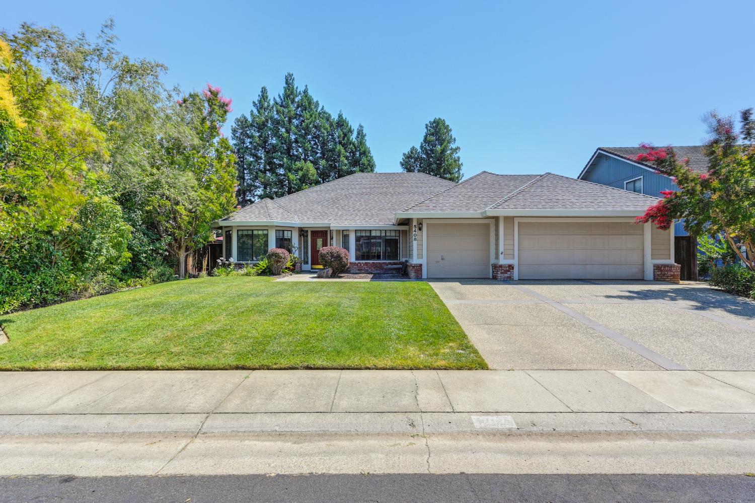 Detail Gallery Image 2 of 53 For 5408 E Brook Way, Elk Grove,  CA 95758 - 3 Beds | 2 Baths