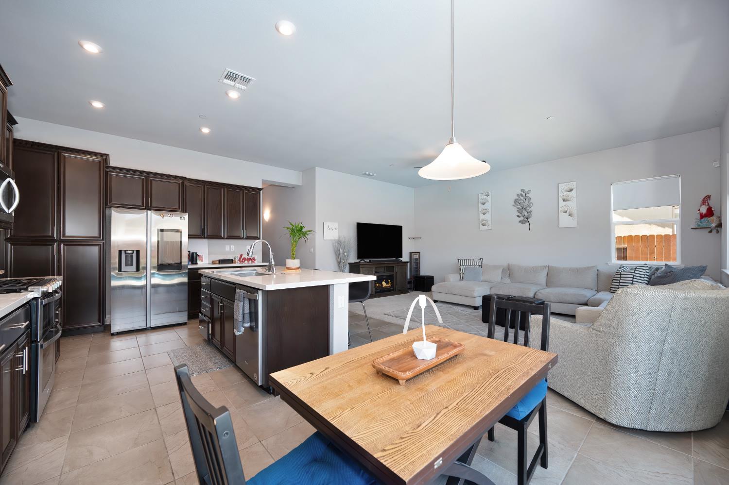 Detail Gallery Image 9 of 40 For 1089 Cepeda Way, Galt,  CA 95632 - 5 Beds | 2/1 Baths