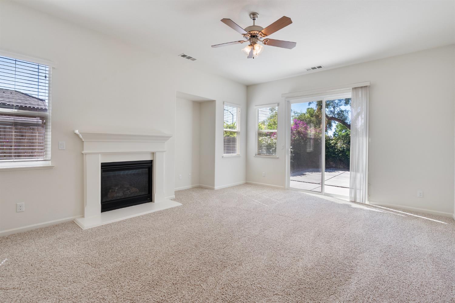Detail Gallery Image 11 of 40 For 1149 Bellflower Way, Los Banos,  CA 93635 - 4 Beds | 2 Baths