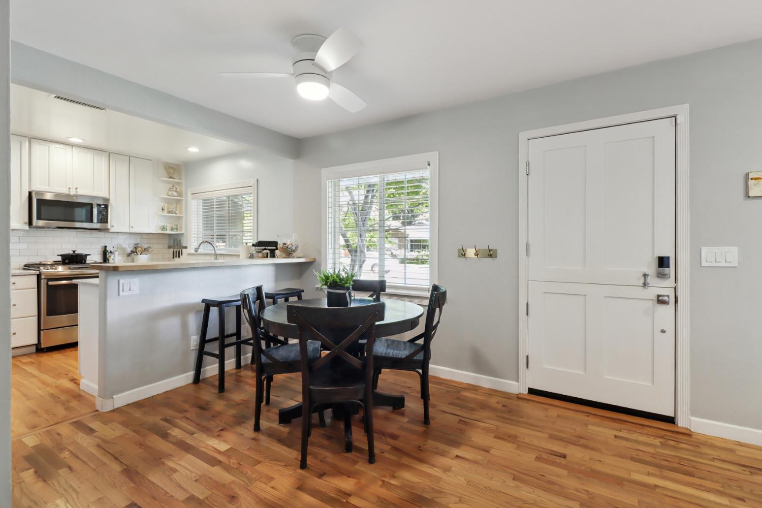 Detail Gallery Image 11 of 45 For 1452 Oregon Dr, Sacramento,  CA 95822 - 3 Beds | 2 Baths