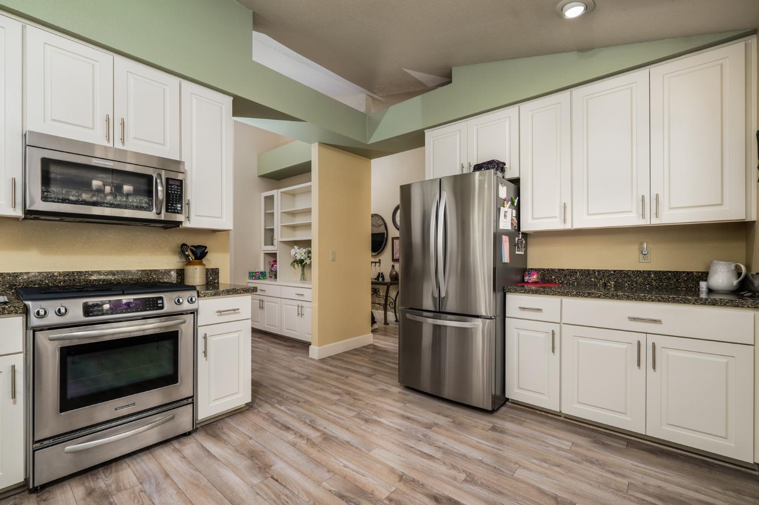 Detail Gallery Image 10 of 63 For 5148 Walnut Place Ln, Carmichael,  CA 95608 - 3 Beds | 2 Baths