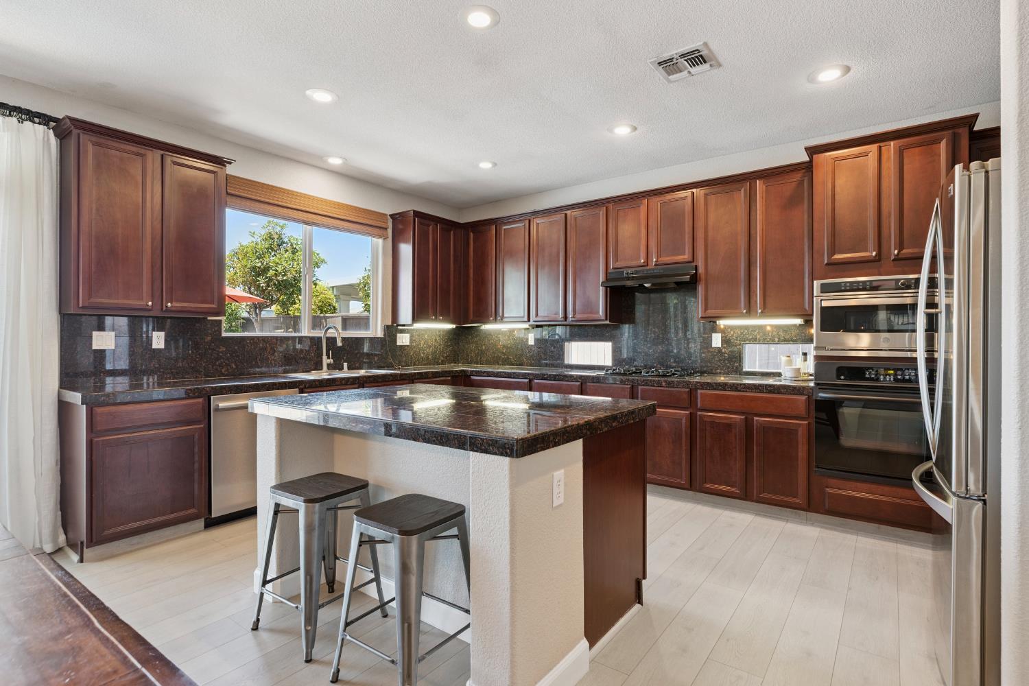 Detail Gallery Image 20 of 67 For 3021 Edgeview Dr, Modesto,  CA 95355 - 5 Beds | 3/1 Baths