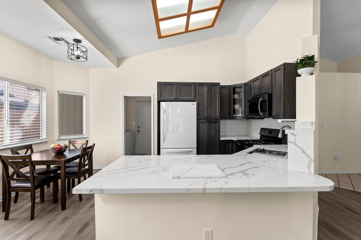 Detail Gallery Image 5 of 17 For 8435 Dartford Dr, Sacramento,  CA 95823 - 3 Beds | 2 Baths