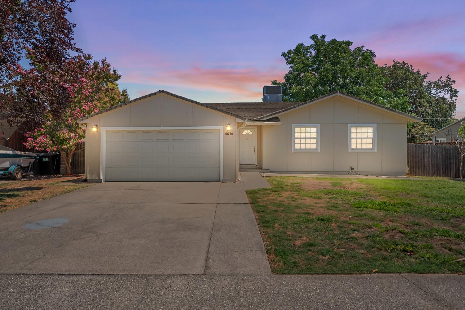 Detail Gallery Image 1 of 33 For 6036 Ellerslee Dr, Carmichael,  CA 95608 - 3 Beds | 2 Baths
