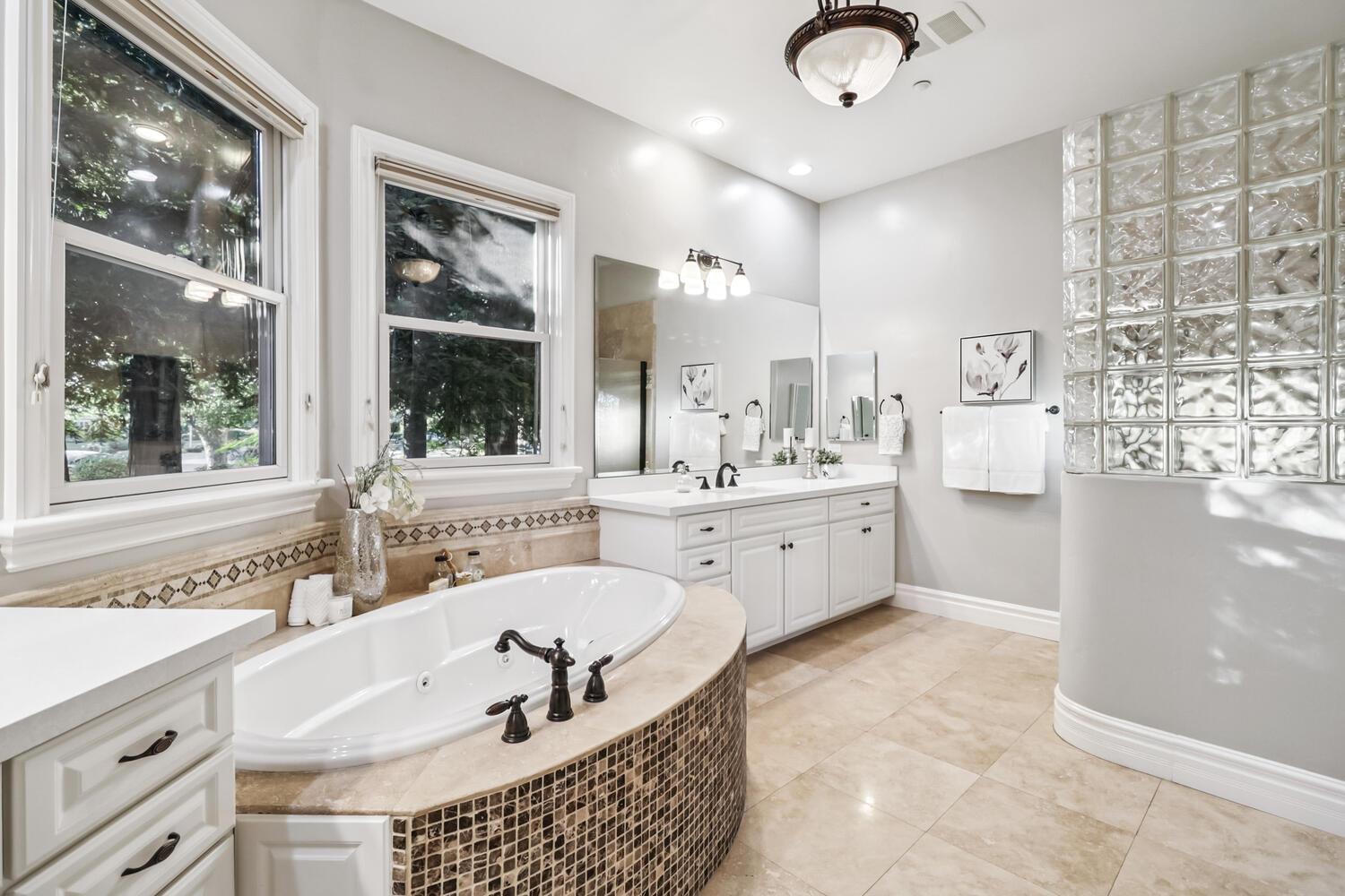 Detail Gallery Image 34 of 72 For 4900 Saint Augustine Dr, Elk Grove,  CA 95758 - 4 Beds | 4 Baths