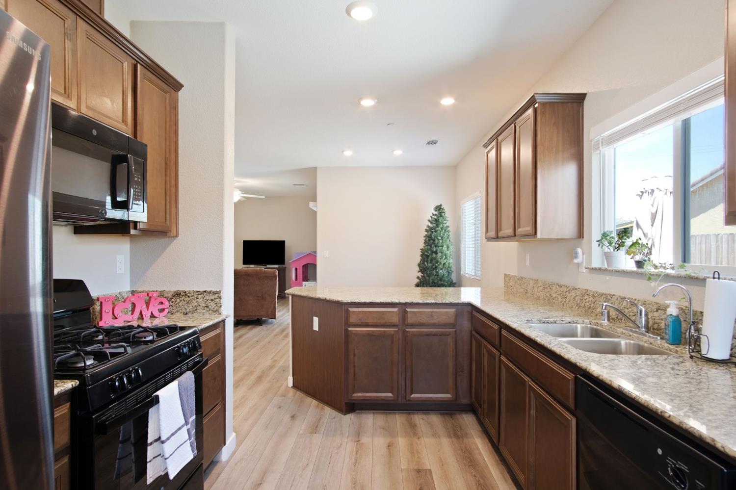 Detail Gallery Image 7 of 43 For 2070 Greenbriar Dr, Los Banos,  CA 93635 - 3 Beds | 2 Baths