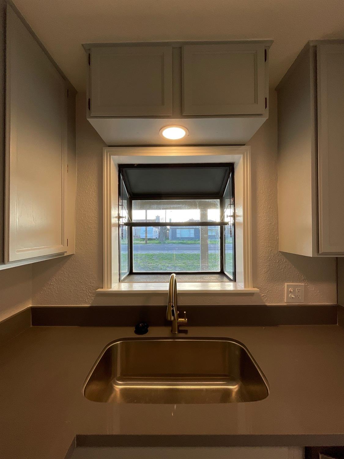 Detail Gallery Image 6 of 28 For 917 9th St, Turlock,  CA 95380 - 5 Beds | 3 Baths
