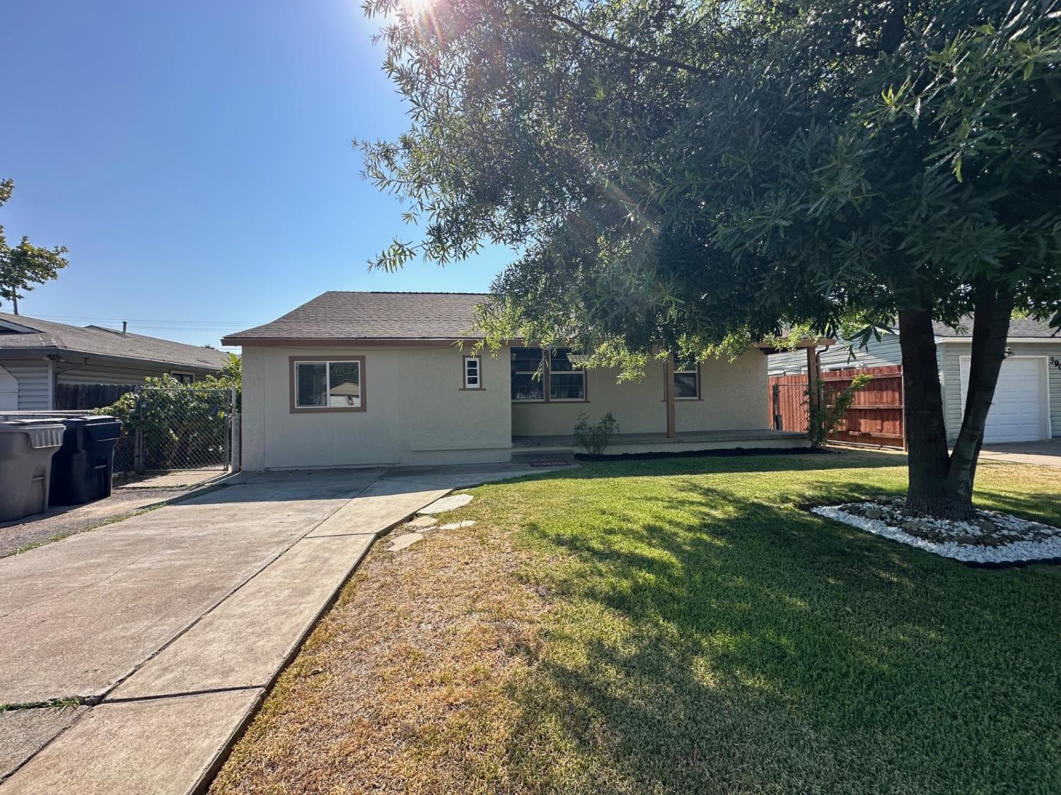 Detail Gallery Image 1 of 20 For 3905 Kern St, Sacramento,  CA 95838 - 2 Beds | 1 Baths