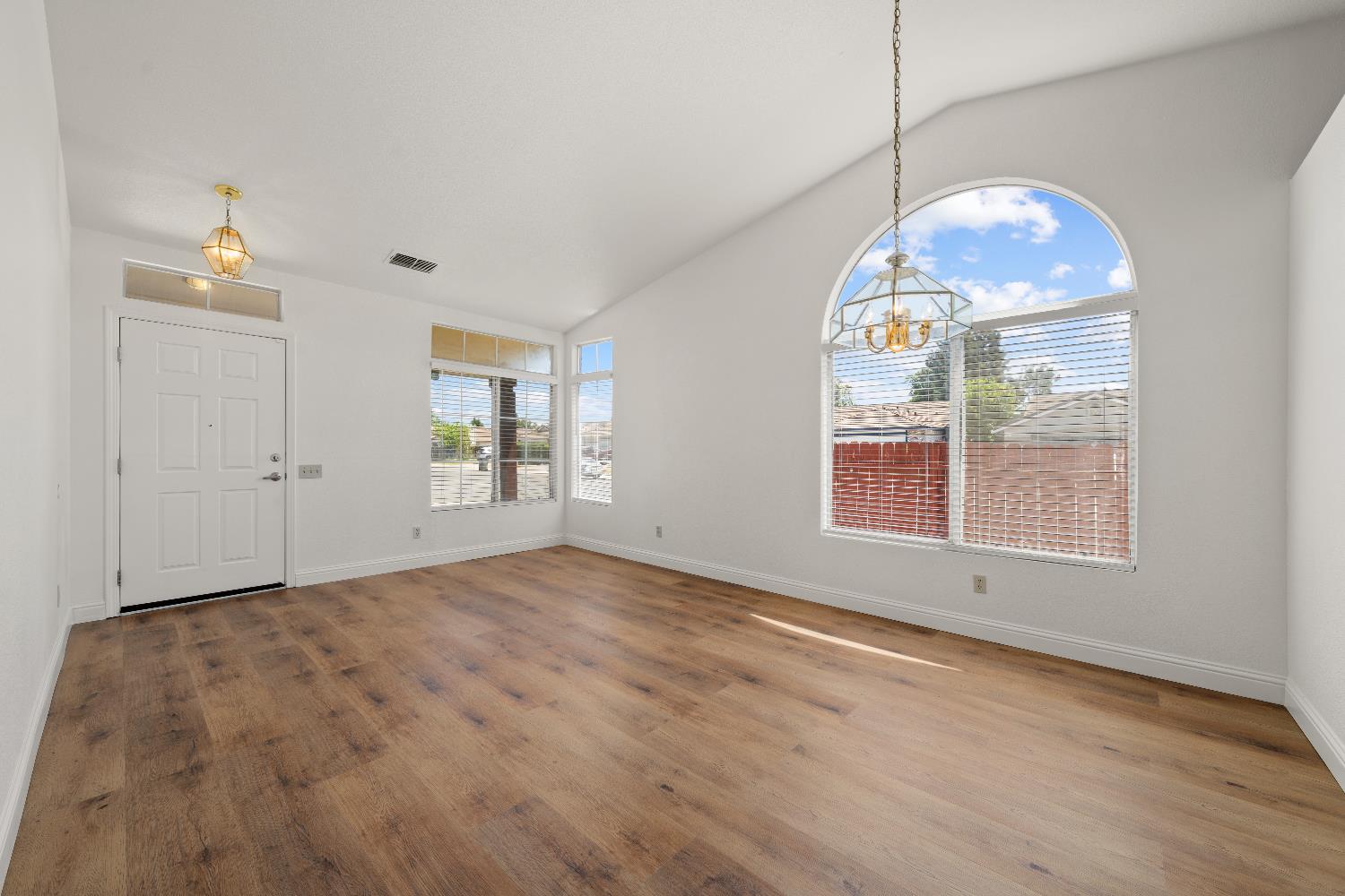 Detail Gallery Image 5 of 33 For 1 Afton Ct, Sacramento,  CA 95823 - 3 Beds | 2 Baths