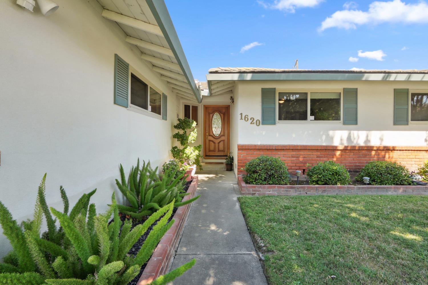 Detail Gallery Image 3 of 42 For 1620 Park Blvd, West Sacramento,  CA 95691 - 3 Beds | 2 Baths
