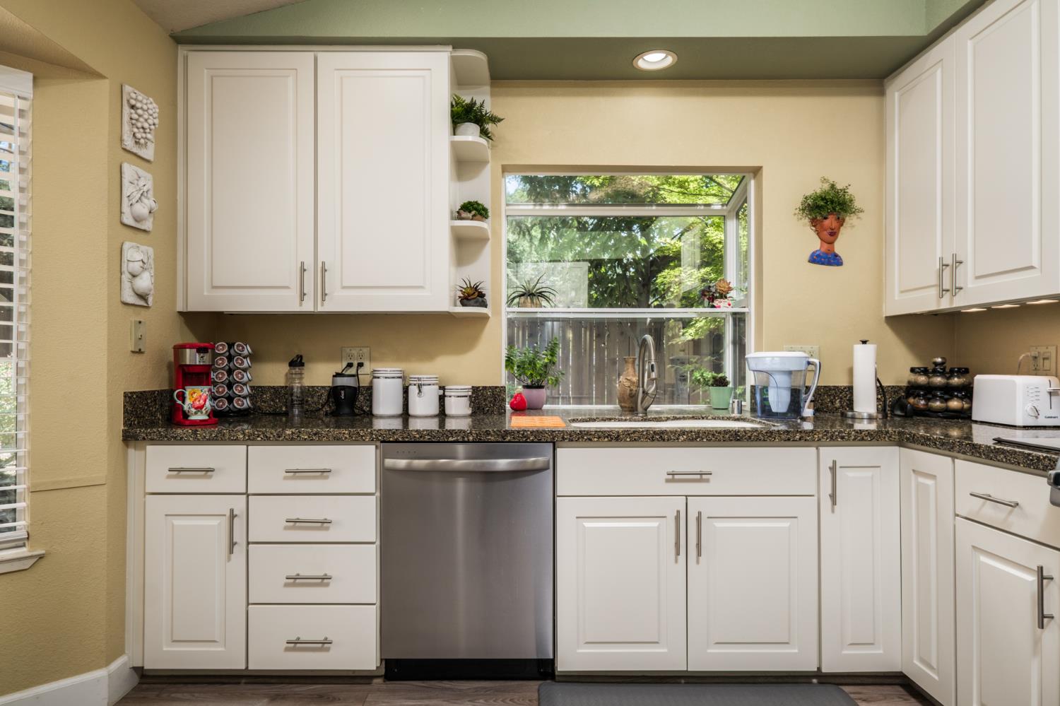Detail Gallery Image 8 of 63 For 5148 Walnut Place Ln, Carmichael,  CA 95608 - 3 Beds | 2 Baths