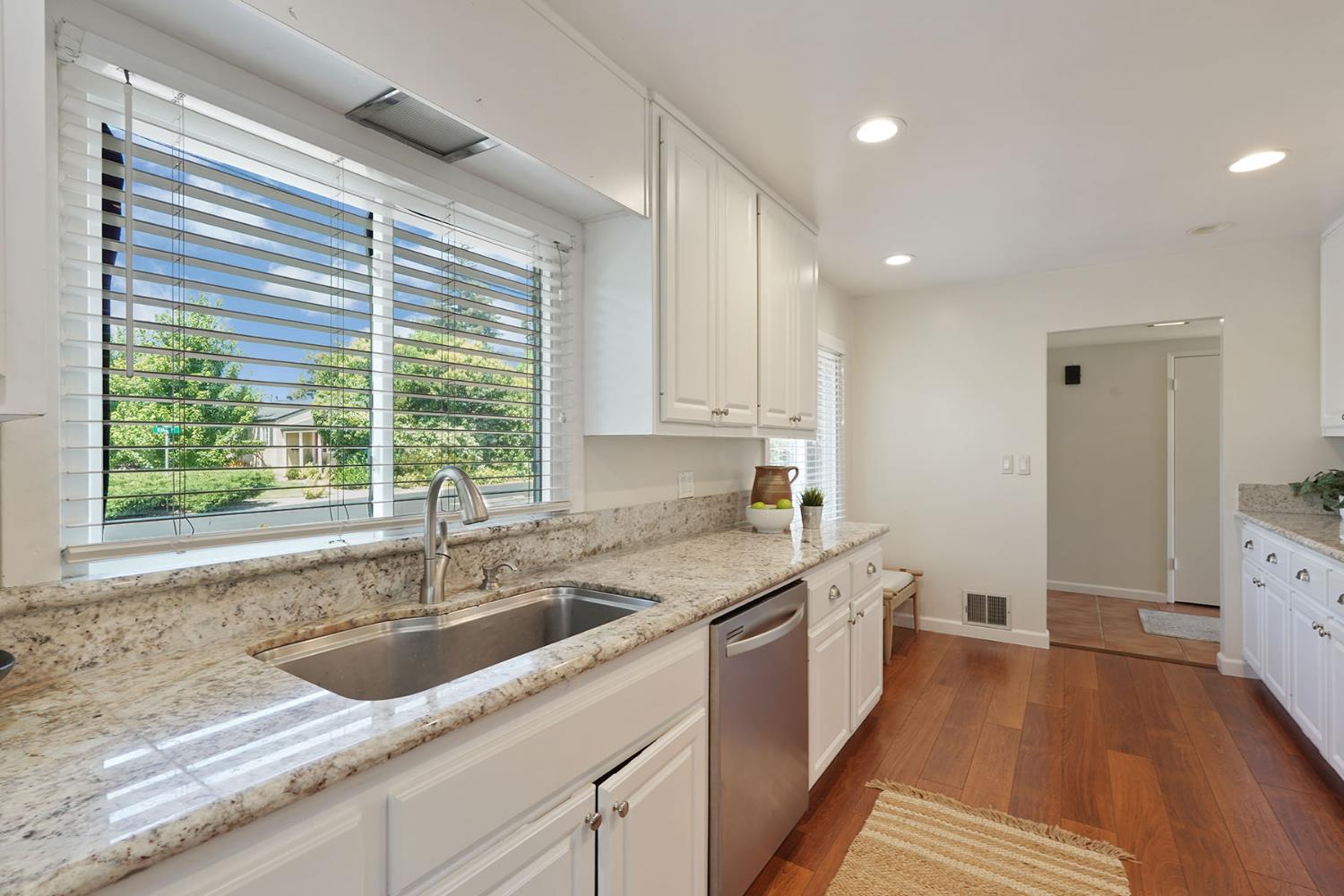 Detail Gallery Image 7 of 52 For 411 King Rd, Roseville,  CA 95678 - 4 Beds | 3 Baths