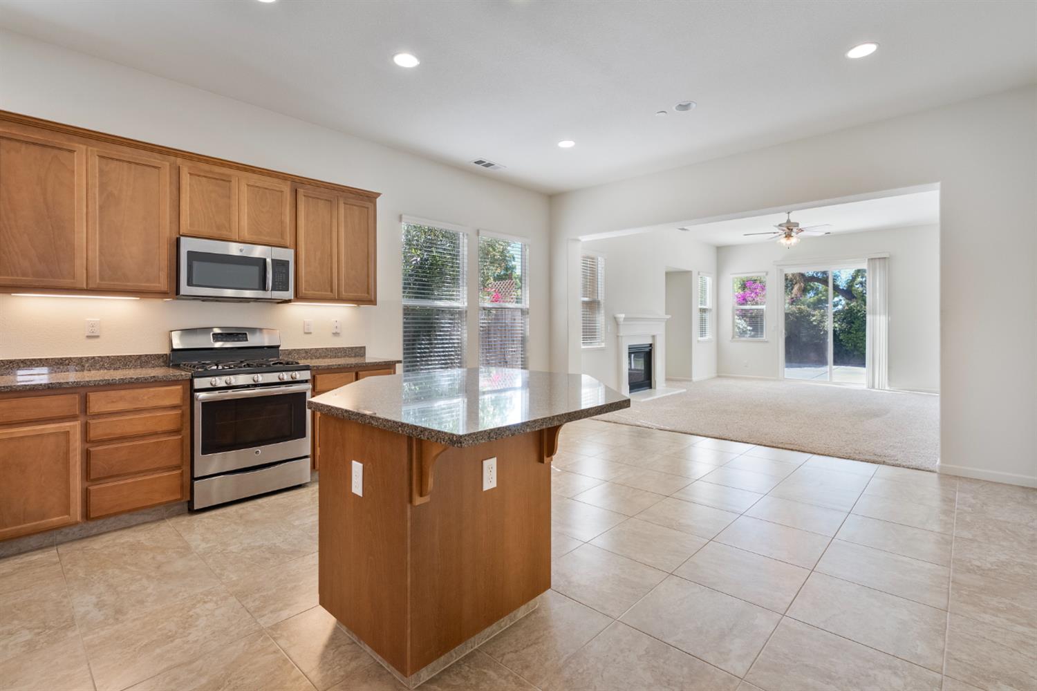 Detail Gallery Image 7 of 40 For 1149 Bellflower Way, Los Banos,  CA 93635 - 4 Beds | 2 Baths