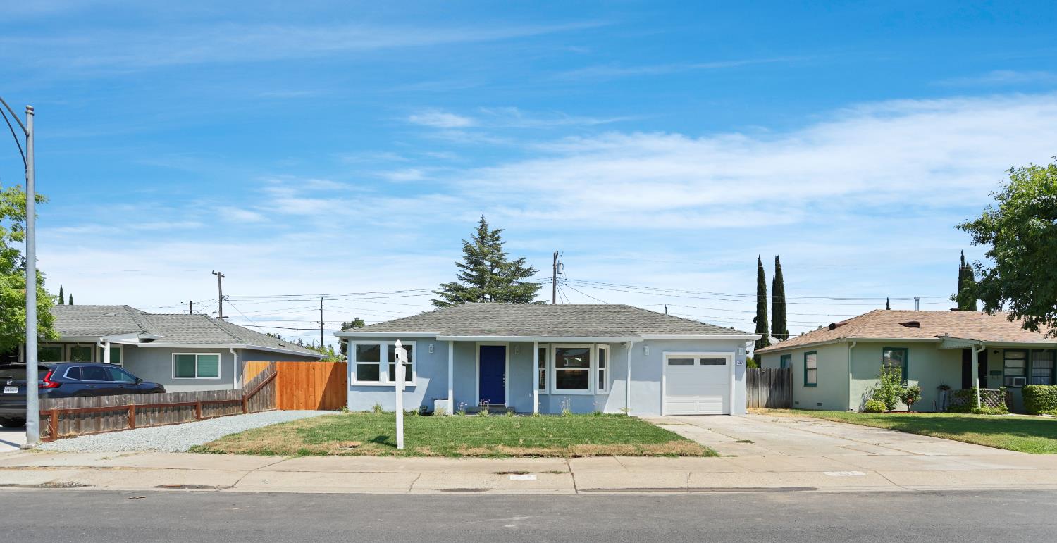 Detail Gallery Image 1 of 27 For 537 Palm Ave, Lodi,  CA 95240 - 4 Beds | 2 Baths