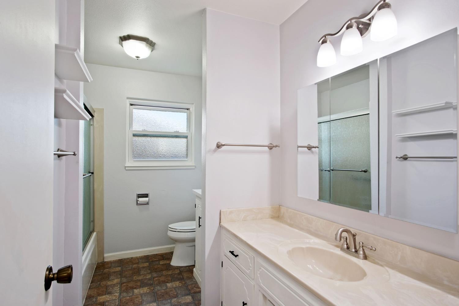 Detail Gallery Image 13 of 17 For 2029 Woodacre Dr, Modesto,  CA 95355 - 3 Beds | 2 Baths
