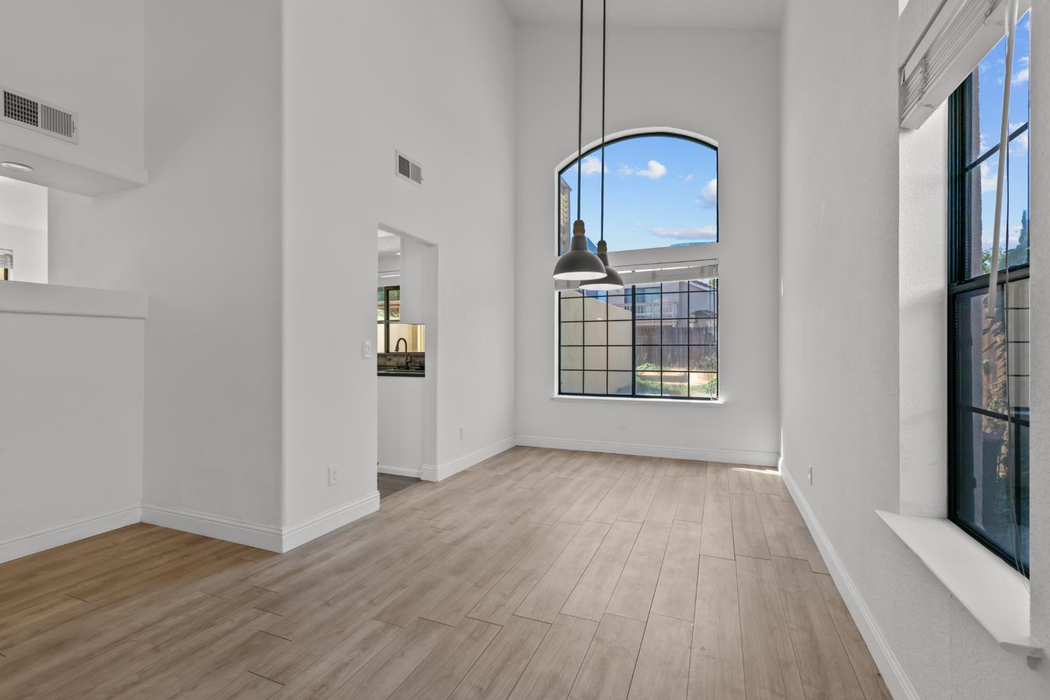 Detail Gallery Image 4 of 44 For 5038 Felicia Way, Elk Grove,  CA 95758 - 3 Beds | 2/1 Baths