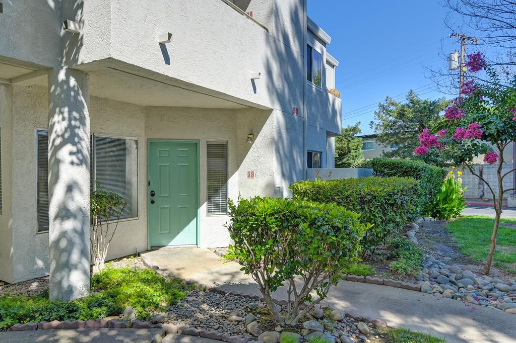 Detail Gallery Image 3 of 50 For 2561 Fulton Square Ln #59,  Sacramento,  CA 95821 - 2 Beds | 2 Baths
