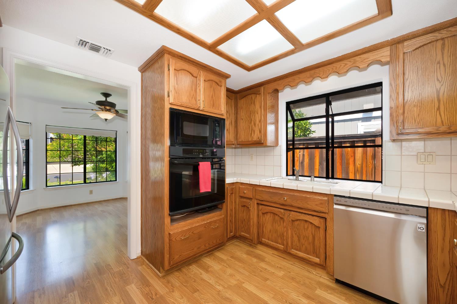 Detail Gallery Image 17 of 53 For 5408 E Brook Way, Elk Grove,  CA 95758 - 3 Beds | 2 Baths