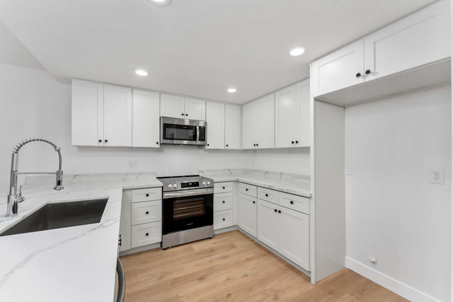 Detail Gallery Image 3 of 26 For 6804 Madrea Ct, Citrus Heights,  CA 95621 - 4 Beds | 2/1 Baths