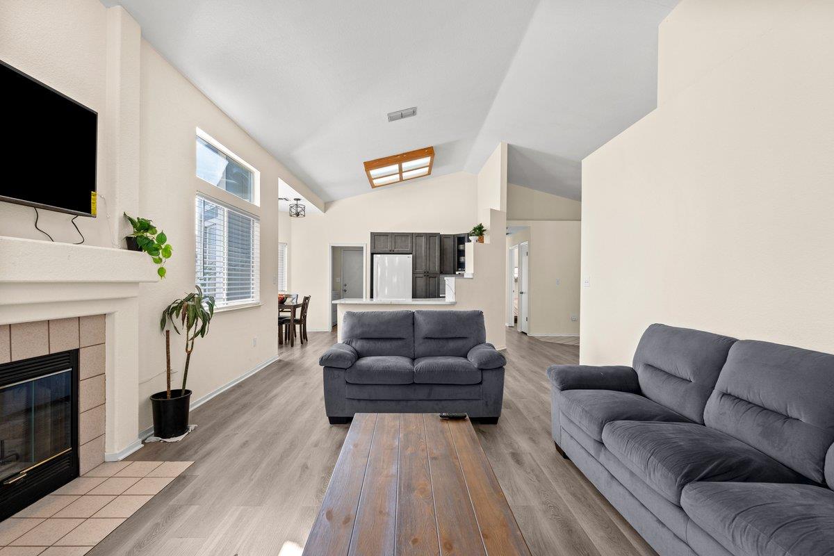 Detail Gallery Image 3 of 17 For 8435 Dartford Dr, Sacramento,  CA 95823 - 3 Beds | 2 Baths