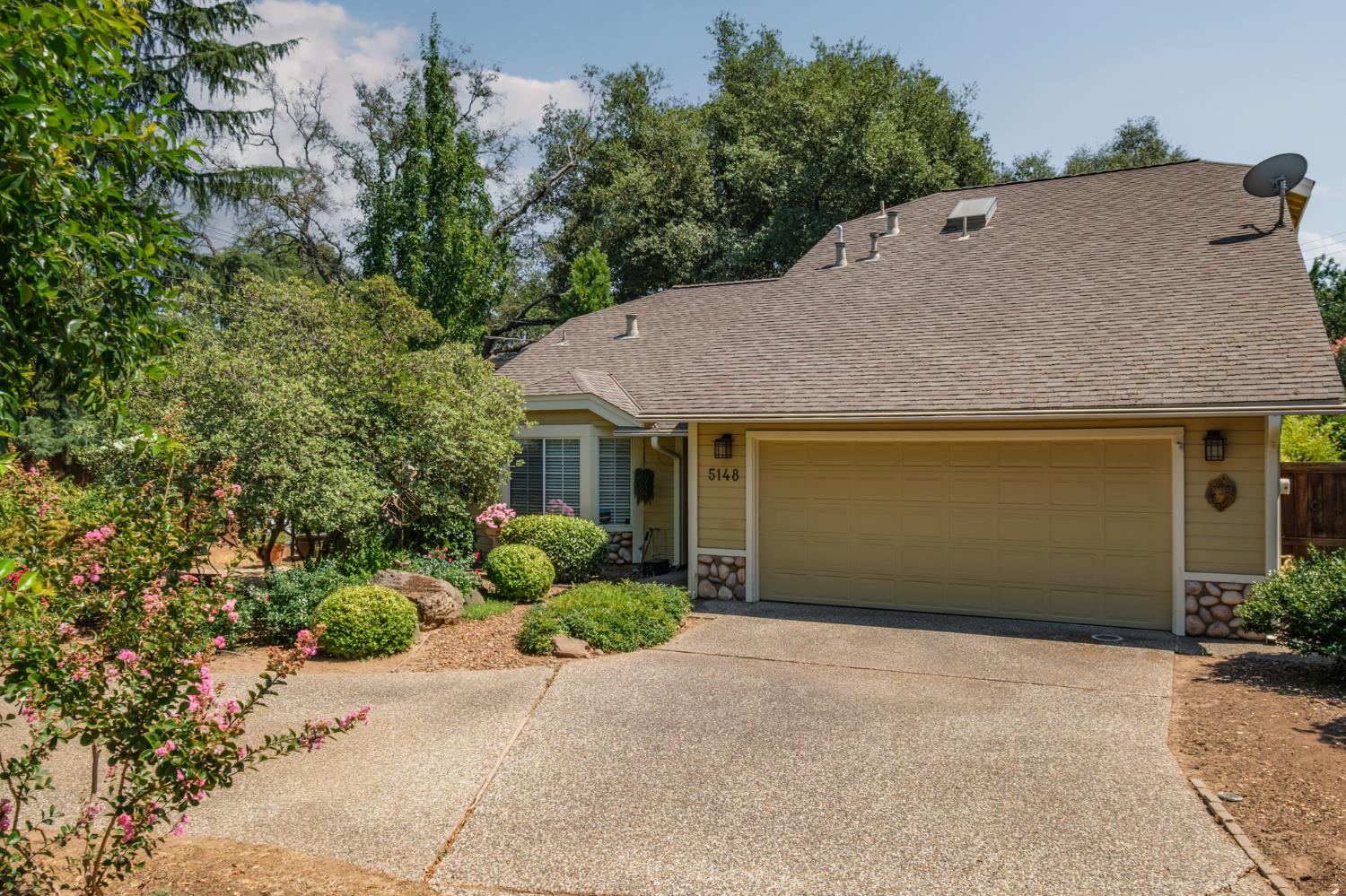 Detail Gallery Image 1 of 63 For 5148 Walnut Place Ln, Carmichael,  CA 95608 - 3 Beds | 2 Baths