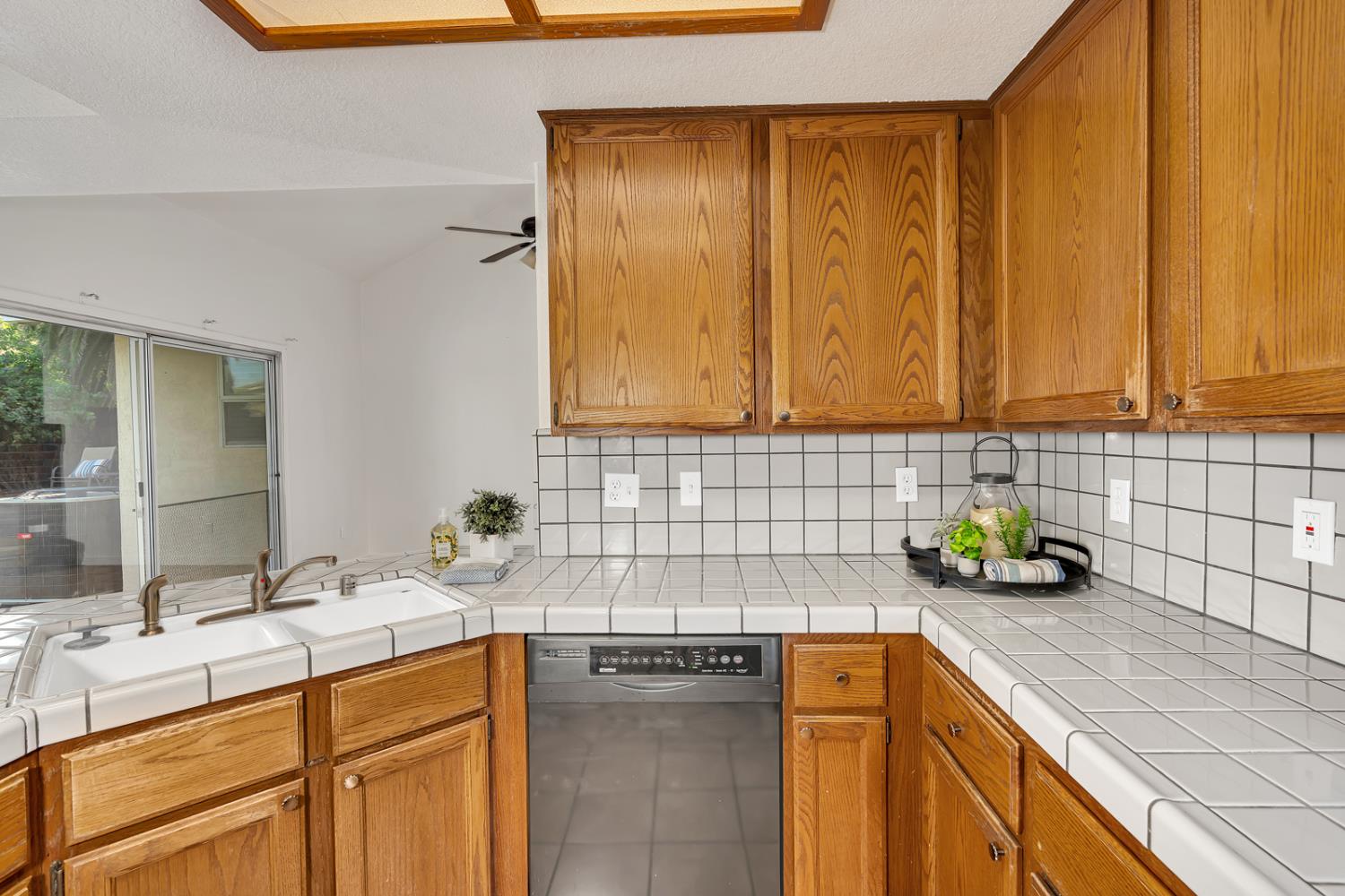 Detail Gallery Image 17 of 71 For 934 Neal St, Los Banos,  CA 93635 - 4 Beds | 2 Baths