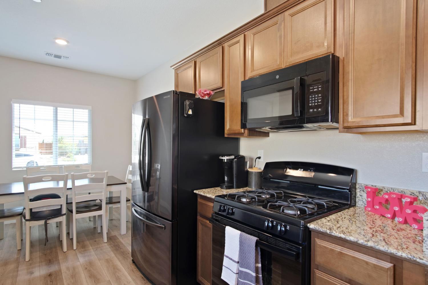 Detail Gallery Image 6 of 43 For 2070 Greenbriar Dr, Los Banos,  CA 93635 - 3 Beds | 2 Baths