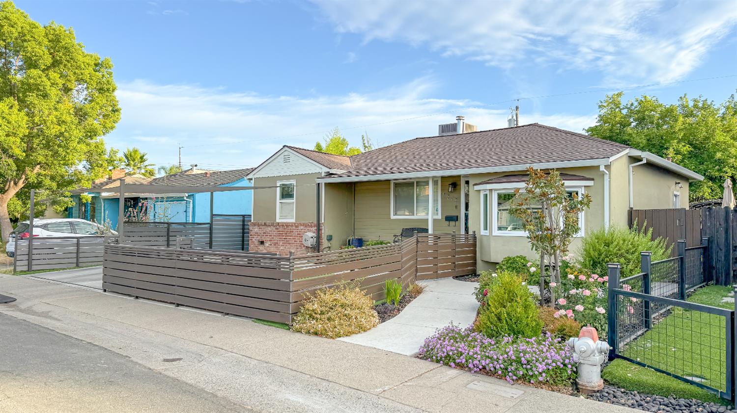 Detail Gallery Image 1 of 32 For 2717 17th Ave, Sacramento,  CA 95820 - 3 Beds | 2/1 Baths