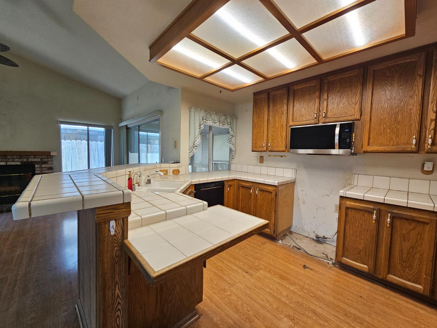 Detail Gallery Image 6 of 24 For 8447 Cassatt Way, Sacramento,  CA 95828 - 3 Beds | 2 Baths