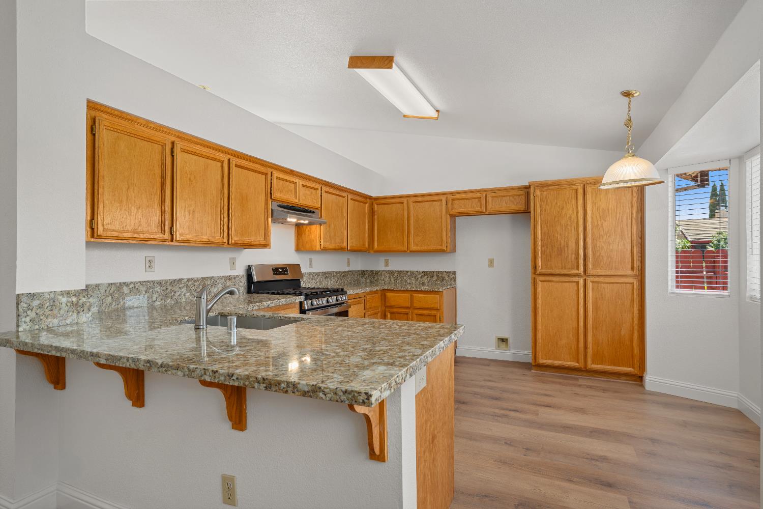 Detail Gallery Image 8 of 33 For 1 Afton Ct, Sacramento,  CA 95823 - 3 Beds | 2 Baths