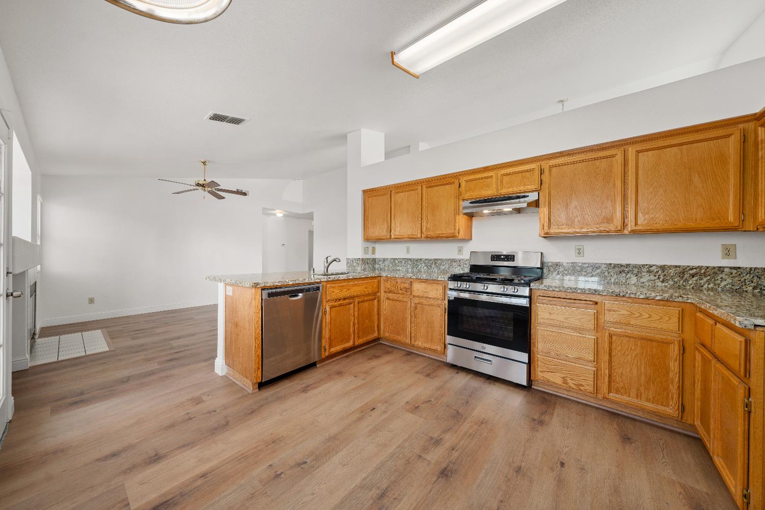 Detail Gallery Image 12 of 33 For 1 Afton Ct, Sacramento,  CA 95823 - 3 Beds | 2 Baths