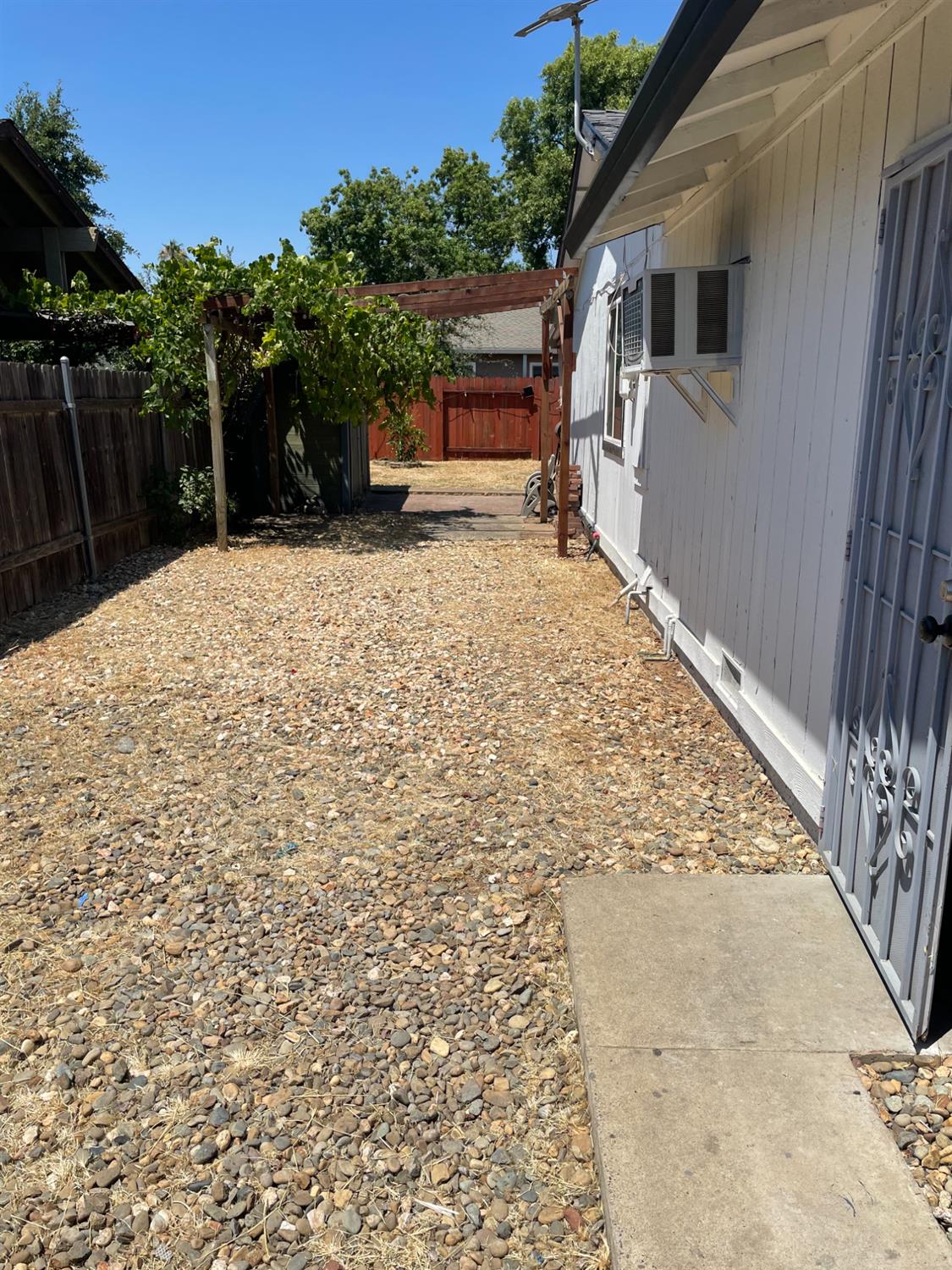 Detail Gallery Image 3 of 32 For 9185 Clendenen Way, Sacramento,  CA 95826 - 3 Beds | 2 Baths