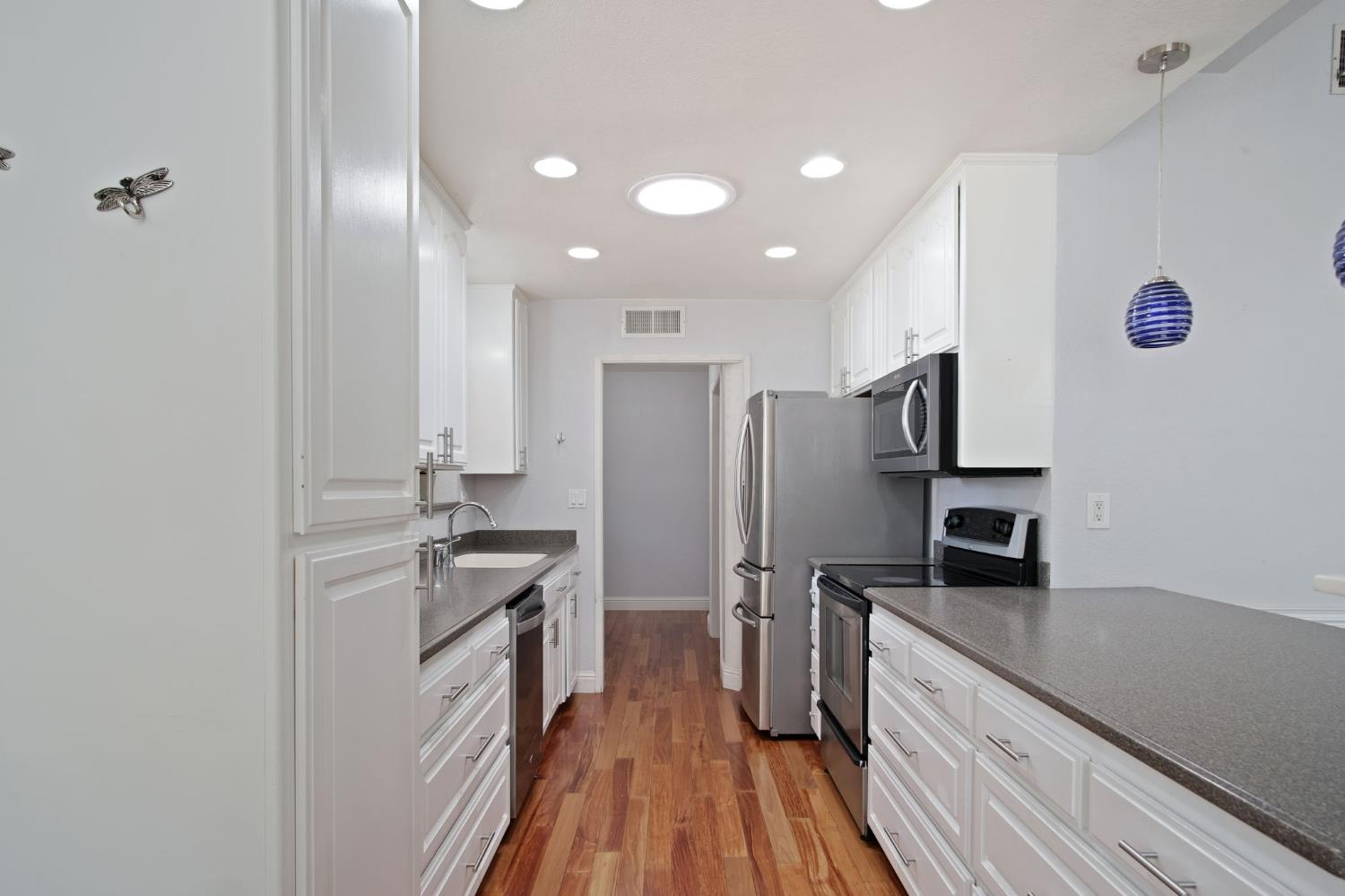 Detail Gallery Image 7 of 17 For 2029 Woodacre Dr, Modesto,  CA 95355 - 3 Beds | 2 Baths
