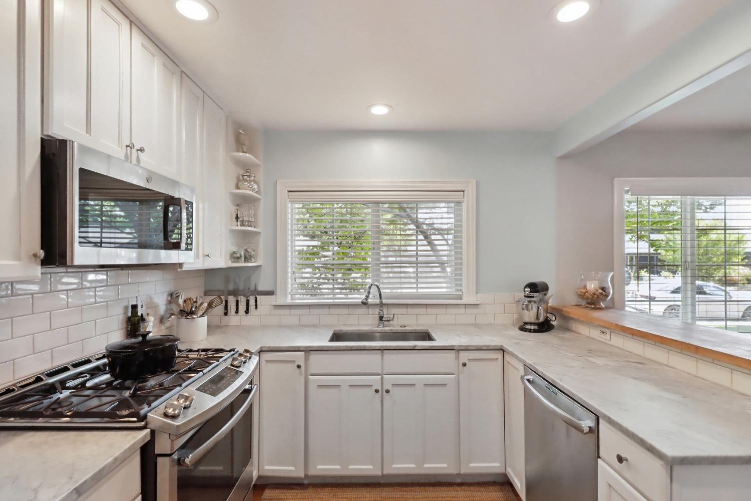 Detail Gallery Image 16 of 45 For 1452 Oregon Dr, Sacramento,  CA 95822 - 3 Beds | 2 Baths