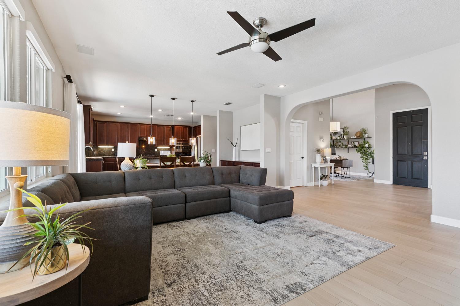 Detail Gallery Image 16 of 67 For 3021 Edgeview Dr, Modesto,  CA 95355 - 5 Beds | 3/1 Baths
