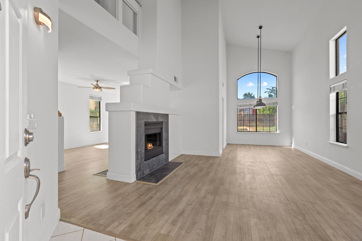 Detail Gallery Image 2 of 44 For 5038 Felicia Way, Elk Grove,  CA 95758 - 3 Beds | 2/1 Baths