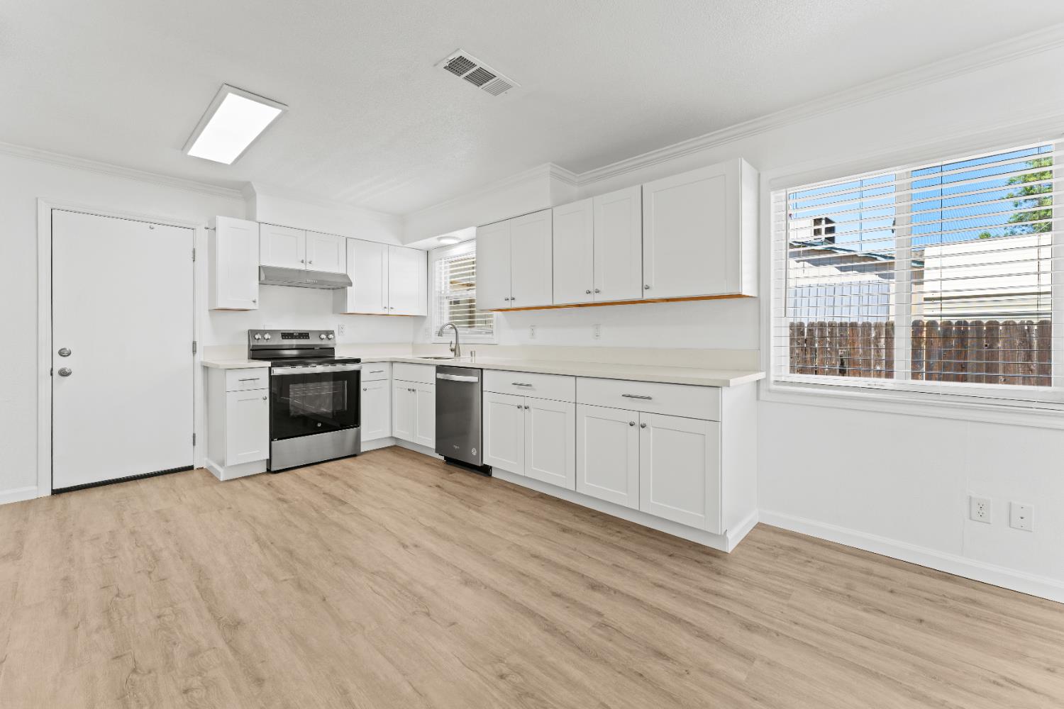 Detail Gallery Image 13 of 33 For 6036 Ellerslee Dr, Carmichael,  CA 95608 - 3 Beds | 2 Baths