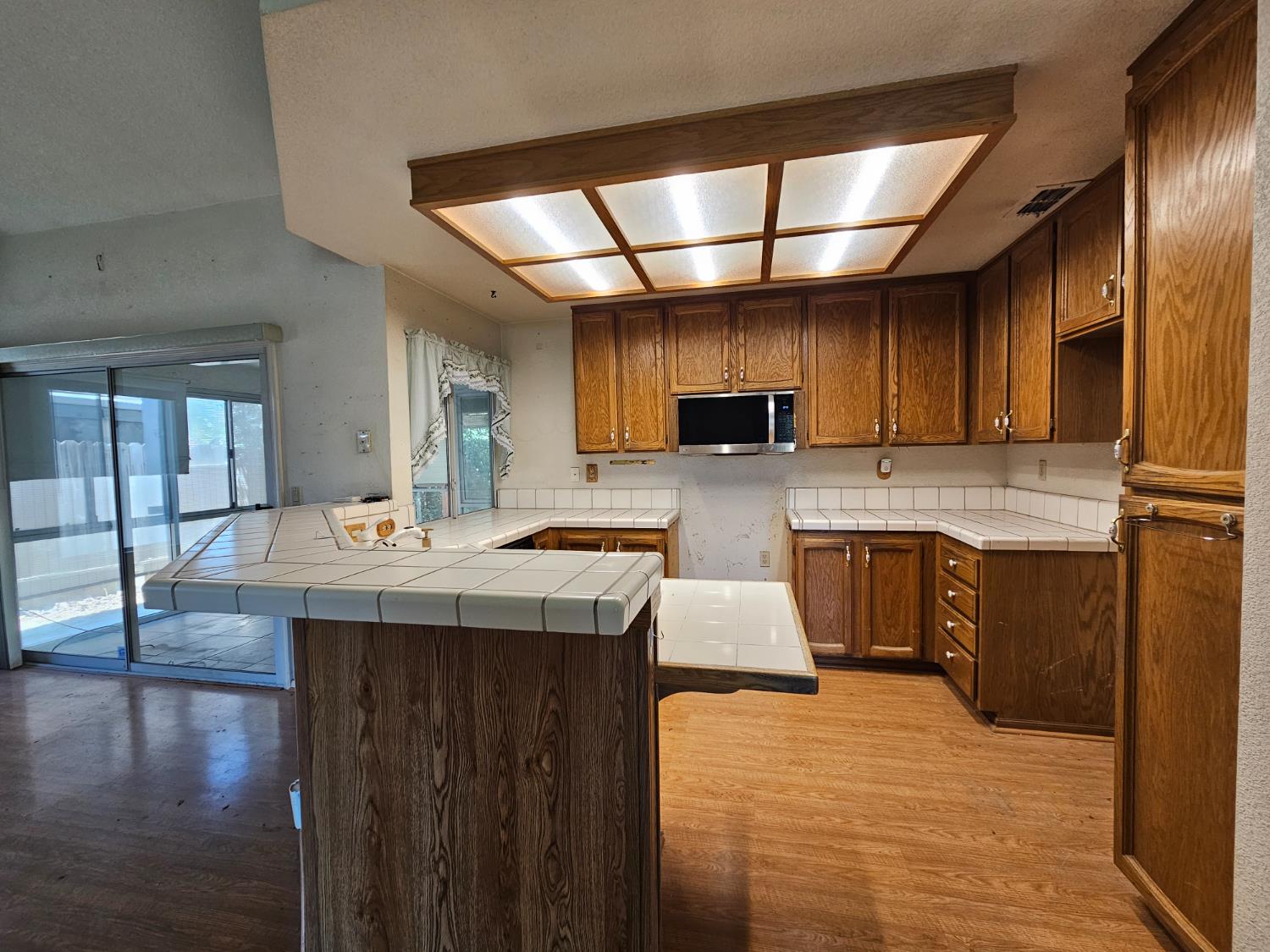Detail Gallery Image 7 of 24 For 8447 Cassatt Way, Sacramento,  CA 95828 - 3 Beds | 2 Baths