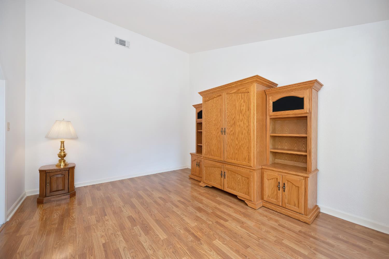 Detail Gallery Image 10 of 53 For 5408 E Brook Way, Elk Grove,  CA 95758 - 3 Beds | 2 Baths