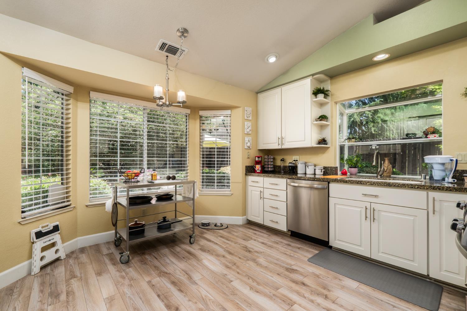 Detail Gallery Image 7 of 63 For 5148 Walnut Place Ln, Carmichael,  CA 95608 - 3 Beds | 2 Baths