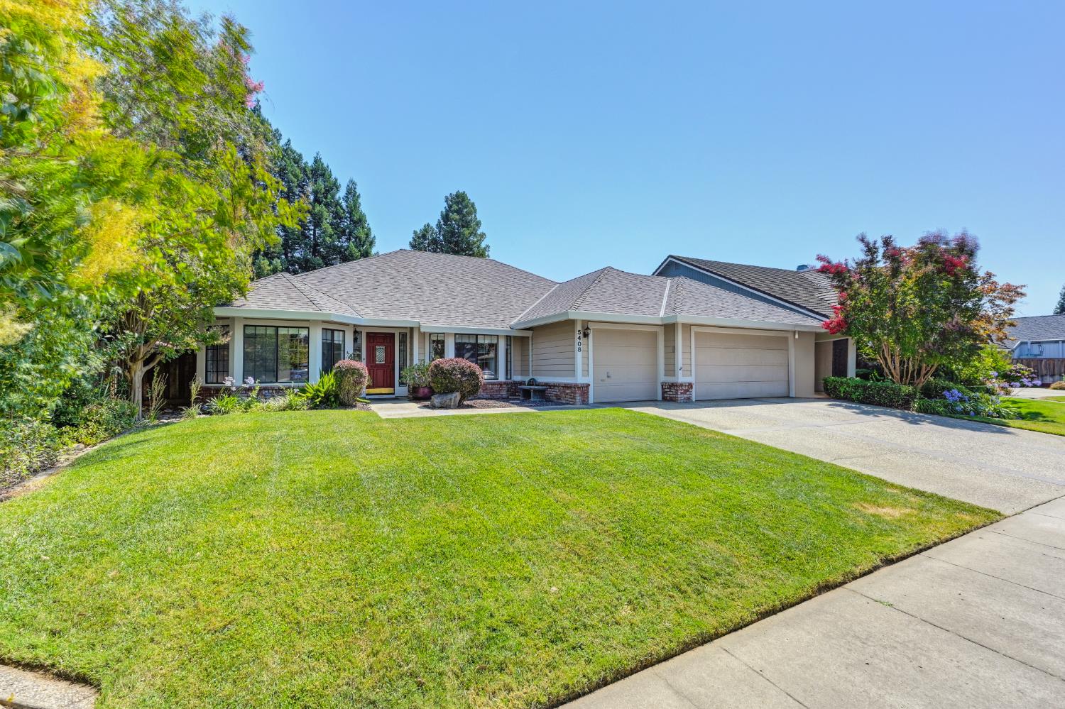 Detail Gallery Image 4 of 53 For 5408 E Brook Way, Elk Grove,  CA 95758 - 3 Beds | 2 Baths