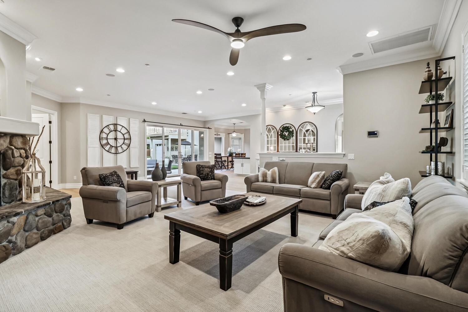 Detail Gallery Image 15 of 72 For 4900 Saint Augustine Dr, Elk Grove,  CA 95758 - 4 Beds | 4 Baths