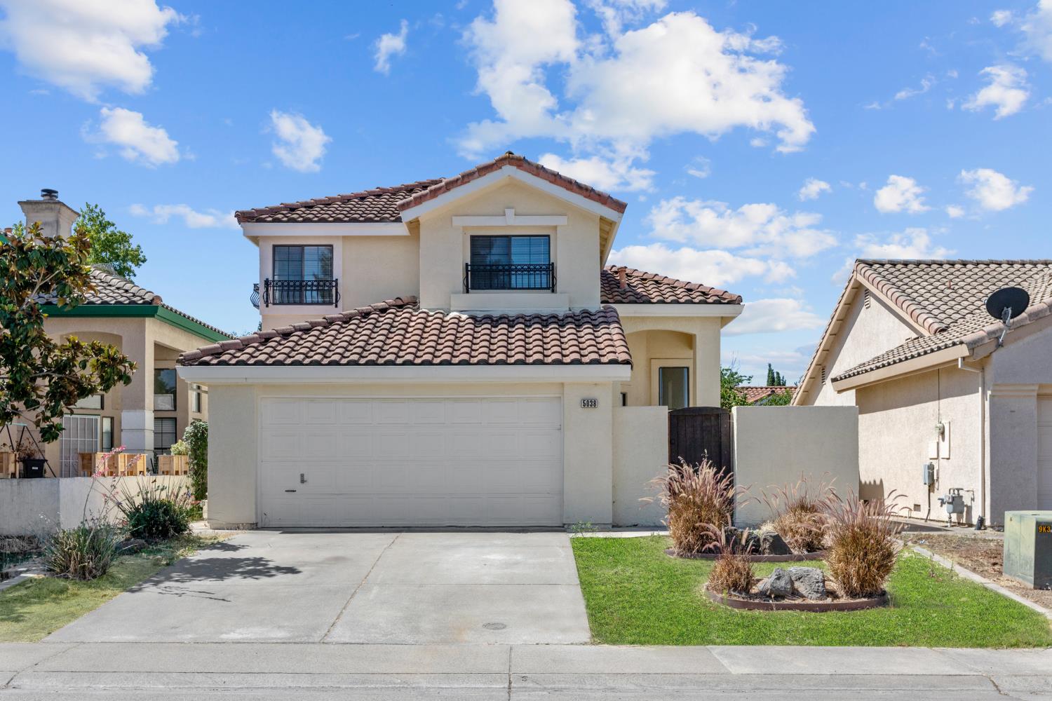 Detail Gallery Image 1 of 44 For 5038 Felicia Way, Elk Grove,  CA 95758 - 3 Beds | 2/1 Baths
